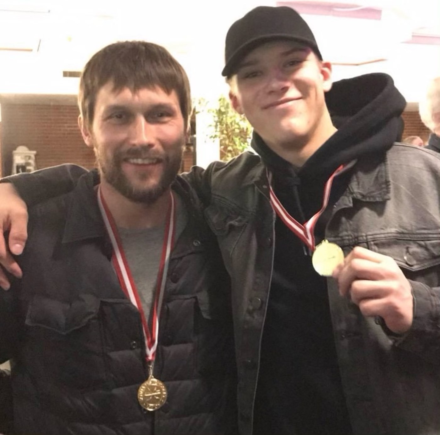 Far og søn, Sergej Cubars og 16-årige Victor, med guldmedaljen efter Hvidovres DM-sejr i 1. division i 2017. Det var Sergejs sidste kamp, og hans trøje med nr. 41 blev fredet og hængt op på væggen i skøjtehallen