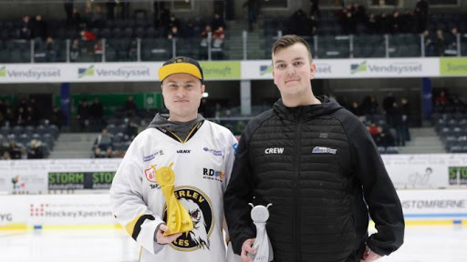 Martin Vibholm Nielsen (tv) er formentlig den bedste NHL-spiller herhjemme. Her bliver han hædret for "DM-guld" under Final4 i Aalborg i 2019. Her er han sammen med den daværende sølvvinder Mathias Rye Andersen fra Herning