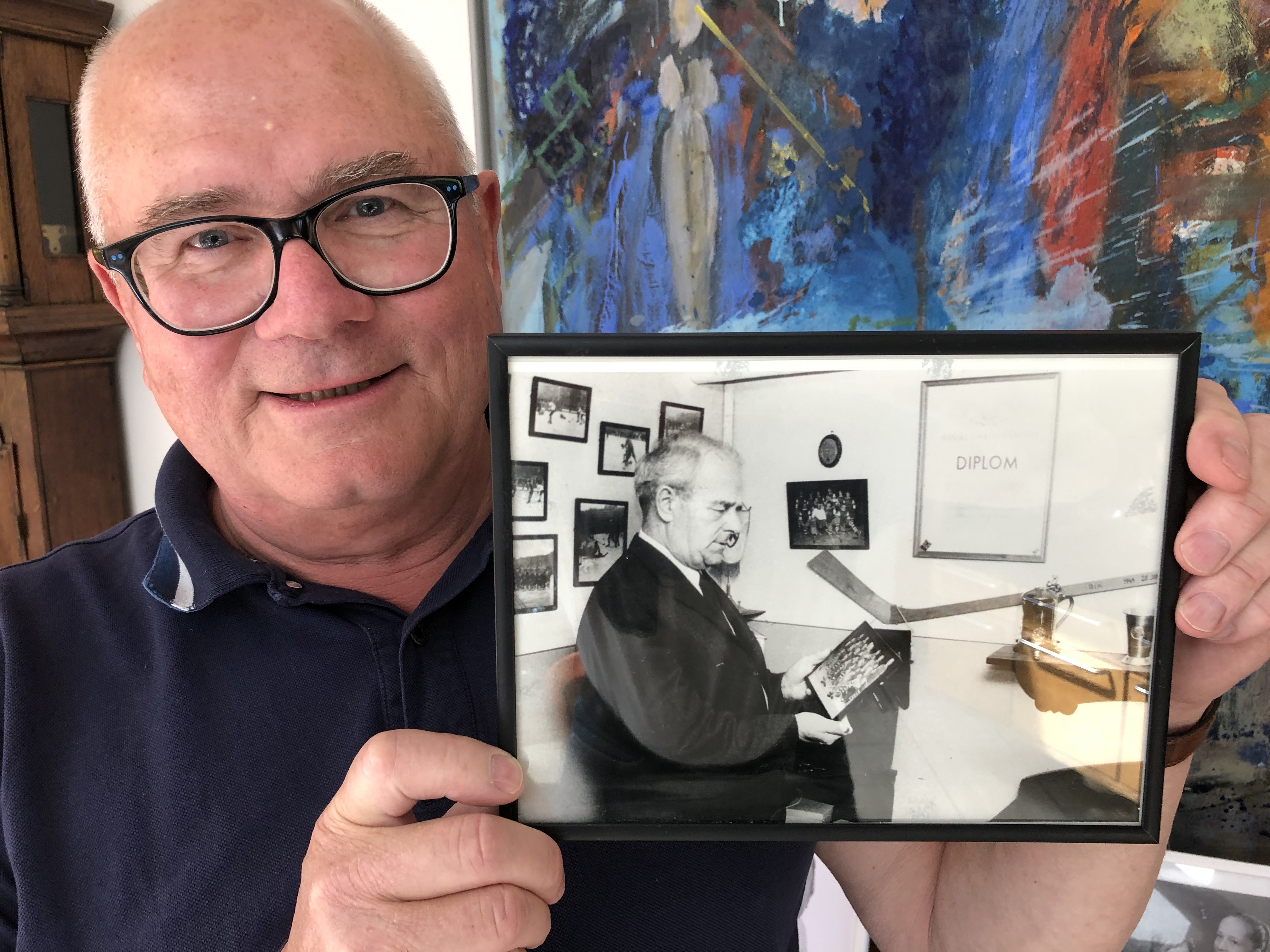 Jens Hess-Nielsen med billedet af sin farfar, en legendariske Rungsted-leder A. E. Nielsen.