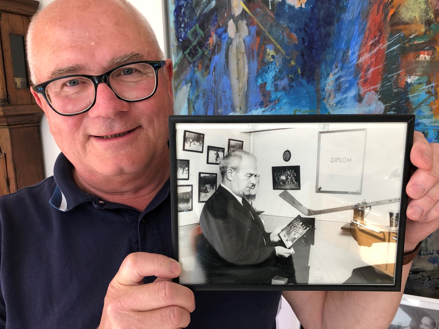 Jens Hess-Nielsen med billedet af sin farfar, en legendariske Rungsted-leder A. E. Nielsen.