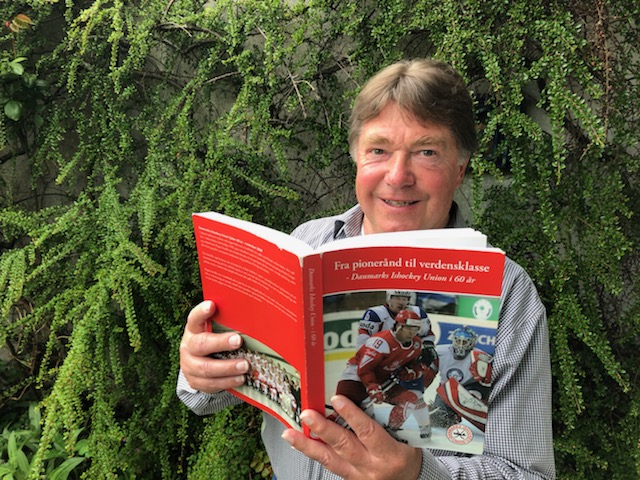 Carsten Nielsen hygger sig under coronakrisen med hockeybiblen ”Fra pionerånd til verdensklasse”, som udkom i 2009. Foto: Peter Fredberg