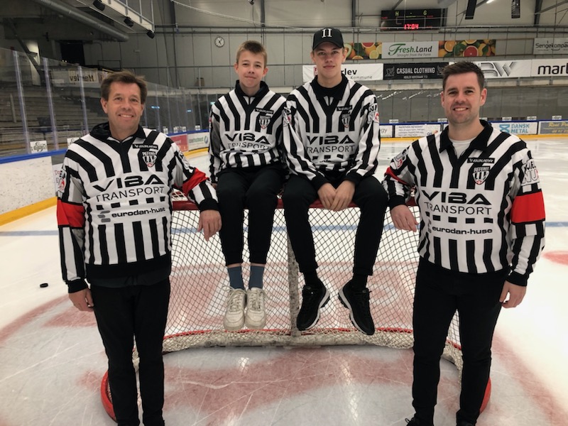 Kvartetten, der skal dømme Bo Andersens afskedskamp. Stående Bo (tv) og Frederik. På overliggeren Mads og Mathias. Foto: Peter Fredberg