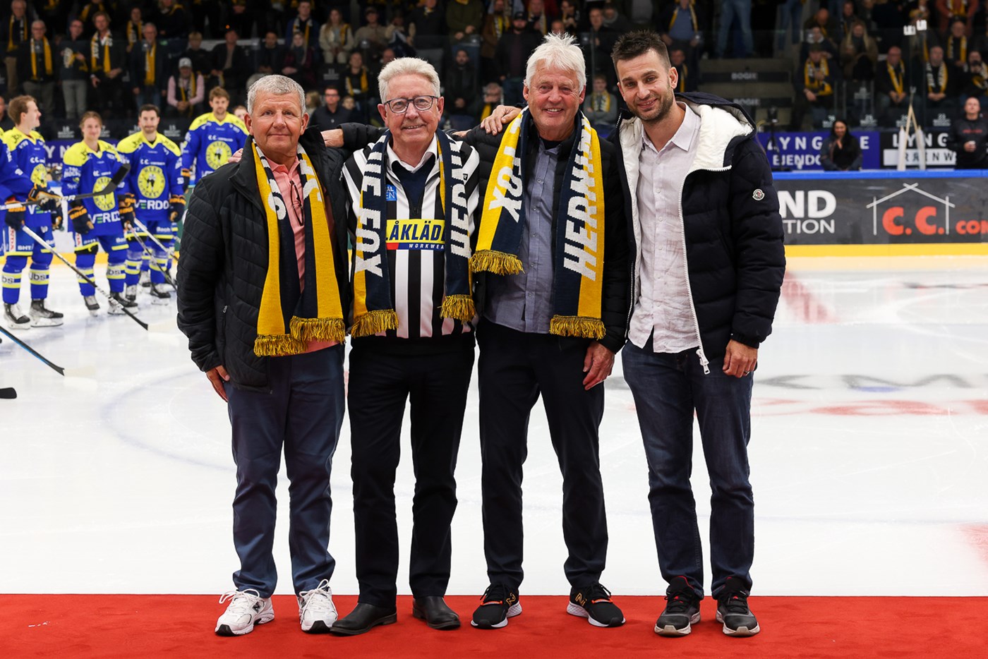 Frans og Frits Nielsen (fra højre) da de i september 2022 blev kåret til æresmedlemmer i Herning Ishockey Klub. Her sammen med Poul Lundorff og Kent Andersen, der også blev hædret samme dag. 