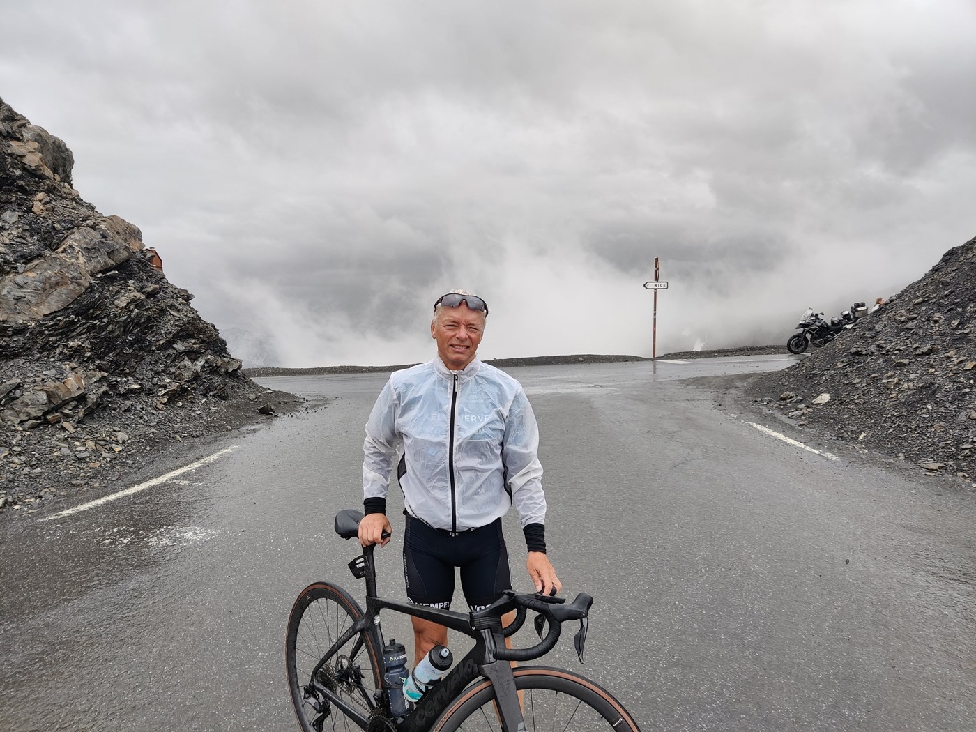 Jesper Schultz har også kastet sig over cykelsporten. Her ses han på Europas højest asfalterede stigning, Cime de la Bonette, som mange kender fra Tour de France