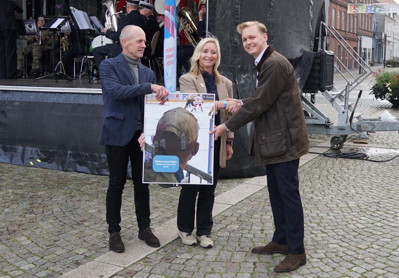 Ditte Wandahl Nielsen (i midten) fik Esbjerg Kommunes Veteranpris overrakt i weekenden. 
