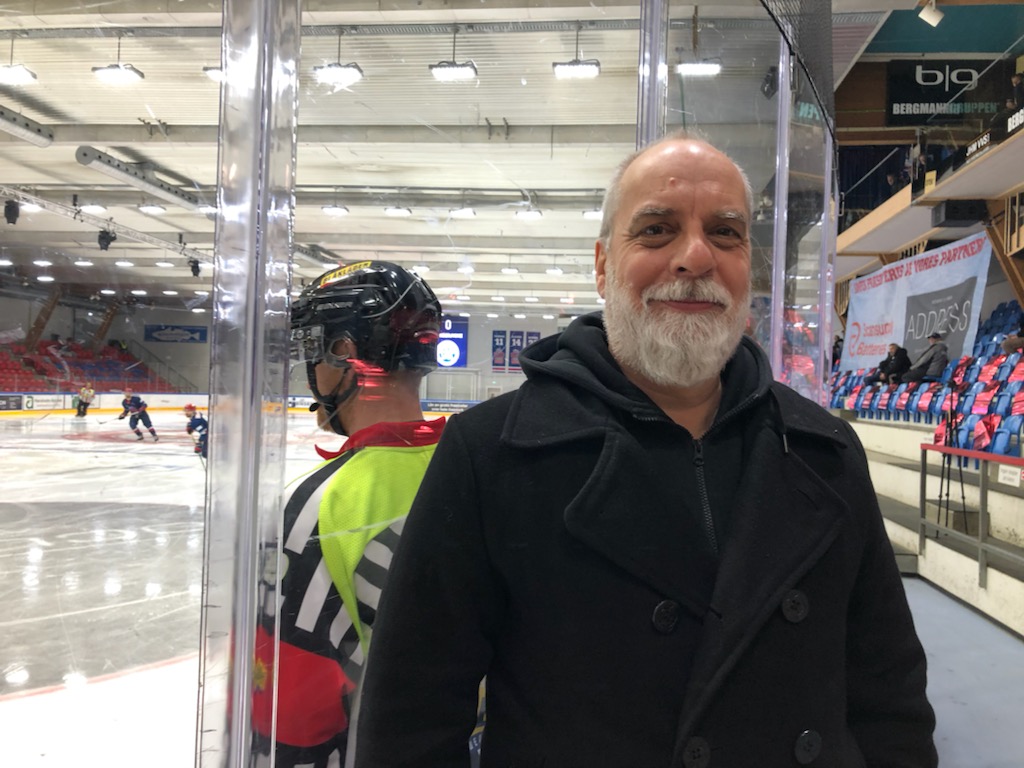 Henrik Klinkvort til DM-semifinale i Hørsholm. Hoveddommeren i baggrunden er Mads Frandsen, som VM-debuterer i Riga. Foto: Peter Fredberg