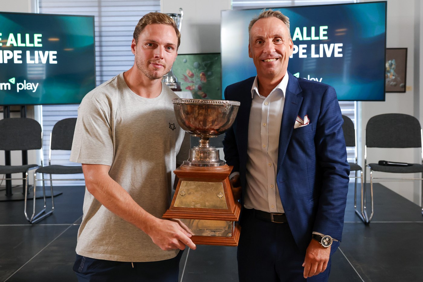 Morten Poulsen var i går på scenen som modtager af den flotte Canadian Ambassador’s Cup. Her er han sammen med DIU-direktør Peter Froulund. 
