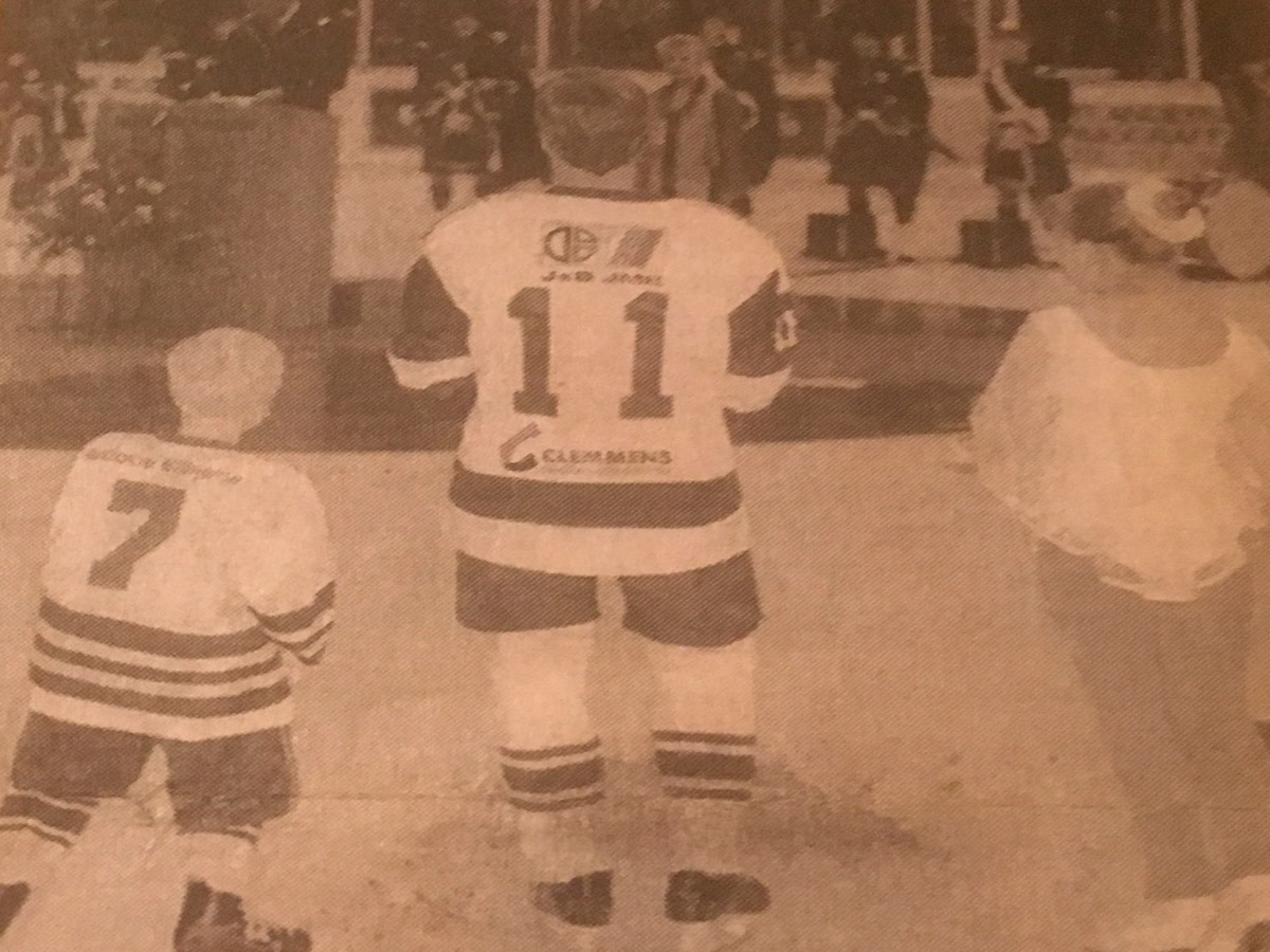 Michael Smidt og kunstskøjteløberen Fie Aagaard får overrakt ”nøglen” til hallen.  Lars Eller (7) har sneget sig med på billedet.