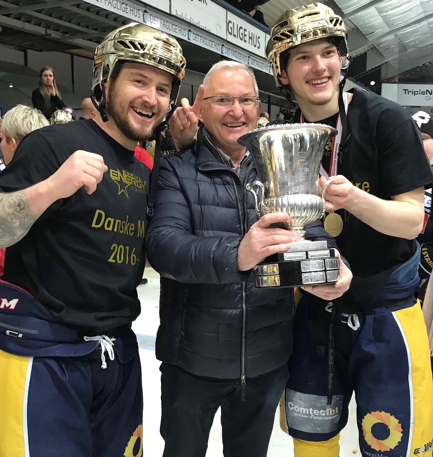 Stig Nielsen sammen med sønnerne Esben, tv, og Søren efter DM-guldet i 2016