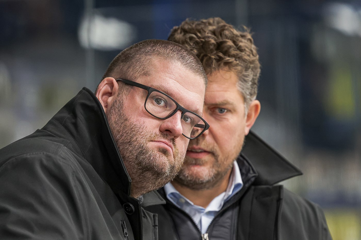 Erik Vikström (forrest) var cheftræner for en periode i Herlev i den netop afsluttede sæson. Her ses han sammen med Filip Faurholm, der fungerede som assistent i samme periode. 