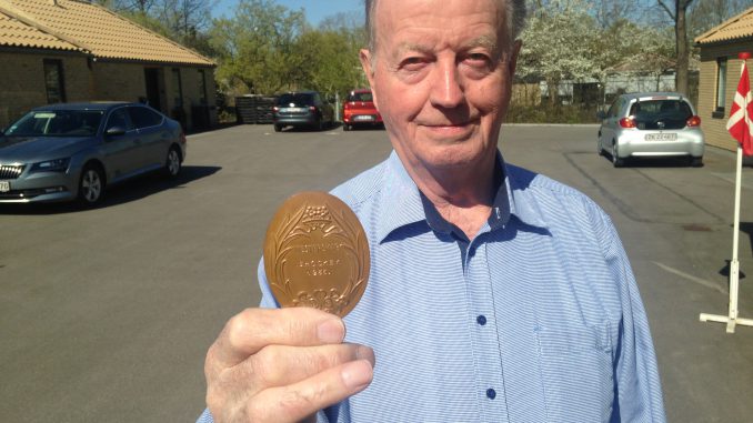 Ole Ras Wilken står i april 2019 med DM-guldmedaljen fra 1955. Han var på det tidspunkt den eneste nulevende spiller på Rungsteds guldhold i historiens første DM i ishockey. Ole Ras Wilken døde i august 2019. Foto: Peter Fredberg