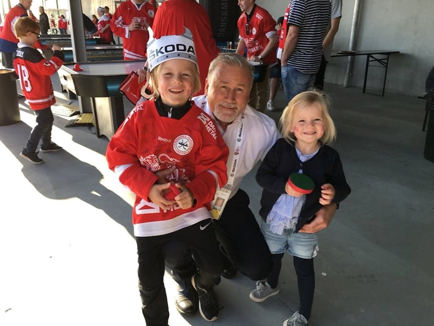 Esben Nedermark med børnebørnene Konrad (i landsholdstrøjen med spillernes autografer) og Lilje under VM i Herning i 2018.