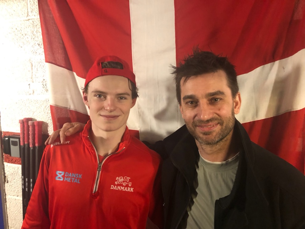 Oscar Fisker Mølgaard, tv., og Seattle Krakens spillerudvikler, Frans Nielsen, fik sig en snak efter landskampen mod Norge i Rødovre. Foto: Peter Fredberg