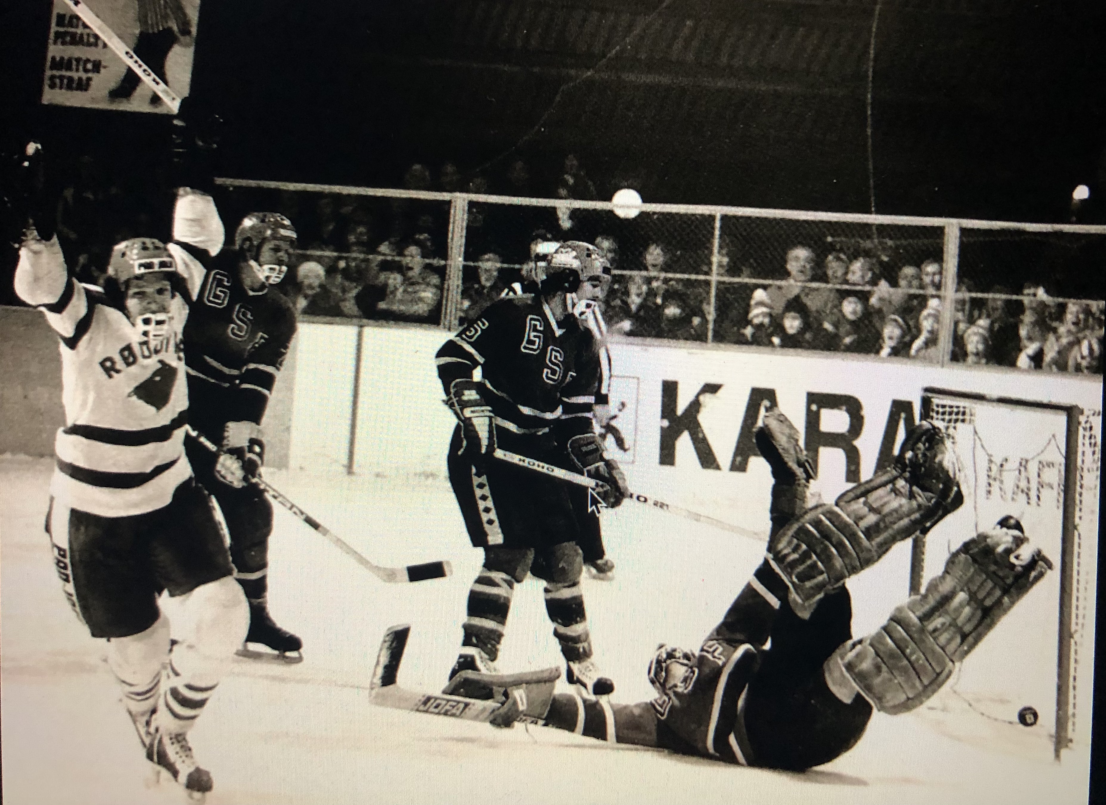 Rødovres tidligere topscorer, Bent Hansen, tv, jubler over en scoring mod Gladsaxe i Kostalden i en kamp i 70erne.
