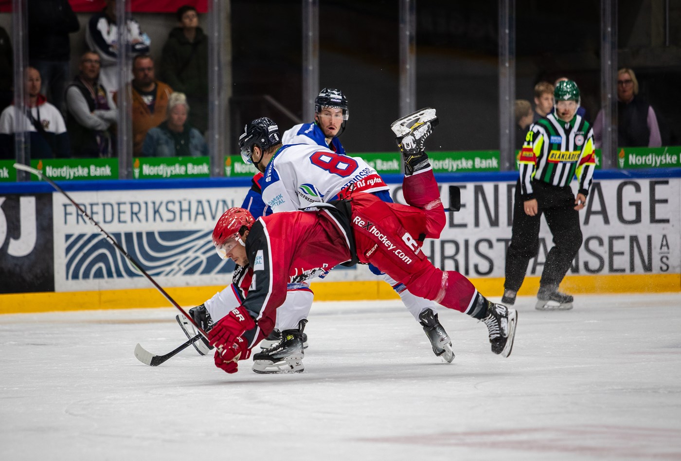 Jacob Stridsberg sætter en tackling på en Rødovre-spiller. Dem må han og holdkammeraterne gerne diske op med flere af, når de to hold fredag aften mødes til et nærmest uhyggeligt vigtigt opgør.