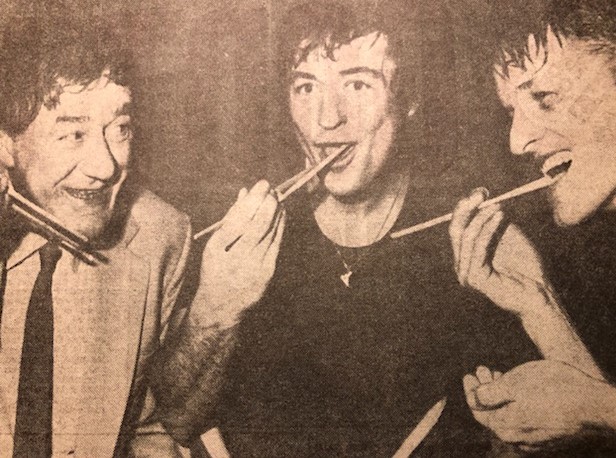 DIUs formand Paul Ammentorp, tv, gav spisepinde til de danske spillere efter Pondus Cup-sejren i 1980, så de var parate til VM i Beijing. Her til kaptajnen Per Holten Møller og målmand Henrik Jensen. Den 21-årige Rungsted-keeper blev kåret som bedste danske spiller i Kina.