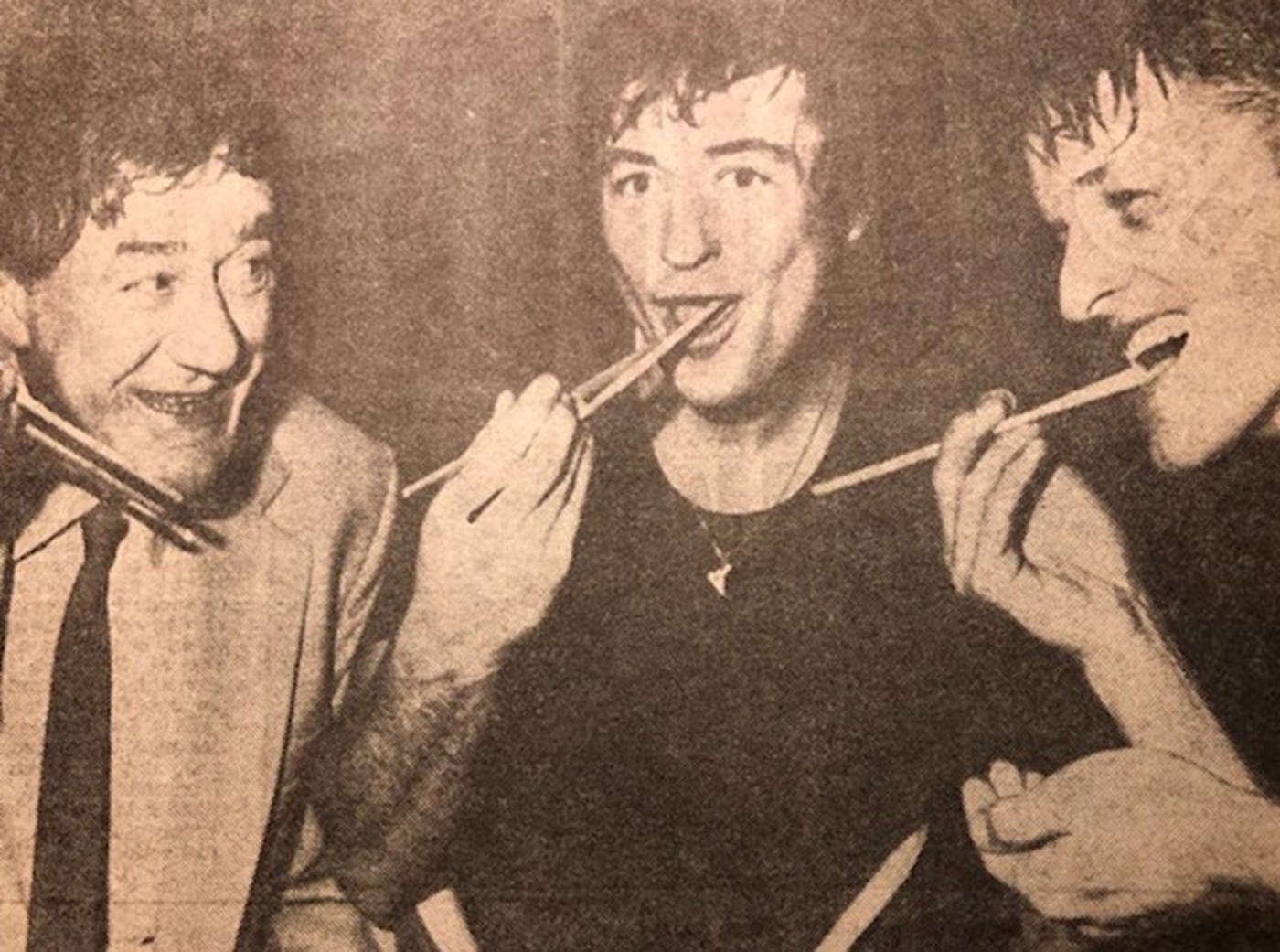 DIUs formand Paul Ammentorp, tv, gav spisepinde til de danske spillere efter Pondus Cup-sejren i 1980, så de var parate til VM i Beijing. Her til kaptajnen Per Holten Møller og målmand Henrik Jensen. Den 21-årige Rungsted-keeper blev kåret som bedste danske spiller i Kina.