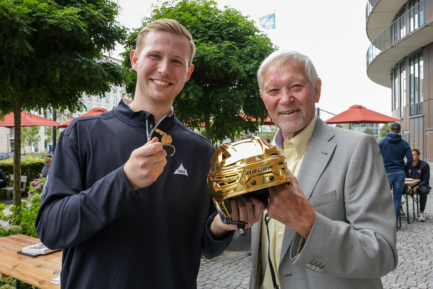 Hyldet for tredje år i træk som årets ishockeydommer: Albert Ankerstjerne, til venstre, modtager B.T.s Gyldne Fløjte og årets guldhjelm af journalist Peter Fredberg. Foto: Danmarks Ishockey Union