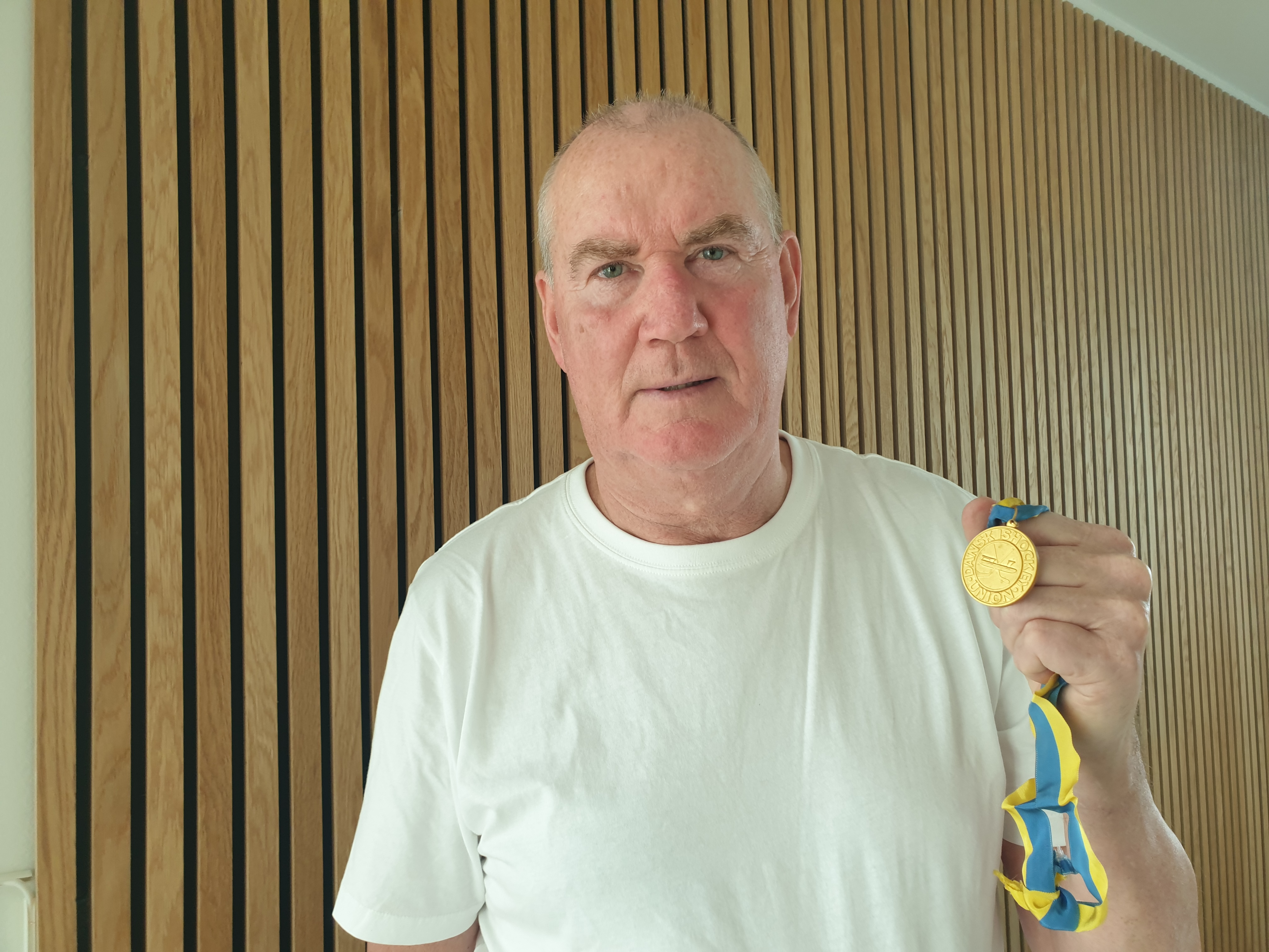 Per Viggo Jakobsen med guldmedaljen for AaBs første danske mesterskab i 1981.