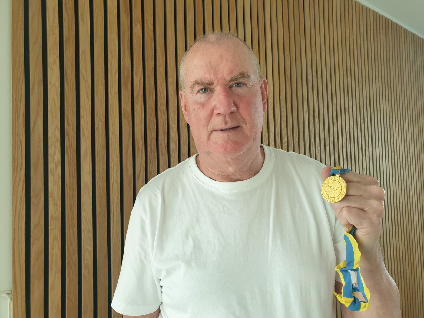 Per Viggo Jakobsen med guldmedaljen for AaBs første danske mesterskab i 1981.
