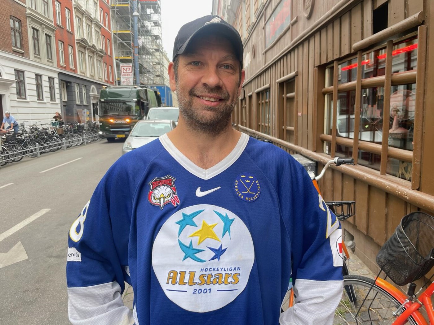Kim Staal i trøjen, han fik i All Stars-kampen i Globen i Stockholm for 22 år siden.