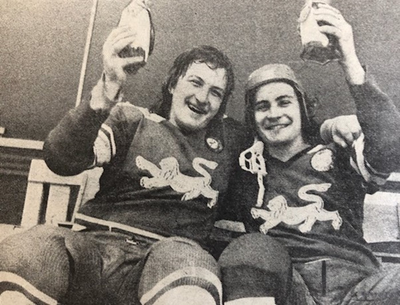 To stolte brødre, Leif, tv., og Steen Thomsen vifter med Pondus-sparebøsserne efter sejren i fire nationers-turneringen i 1975 i Forum.