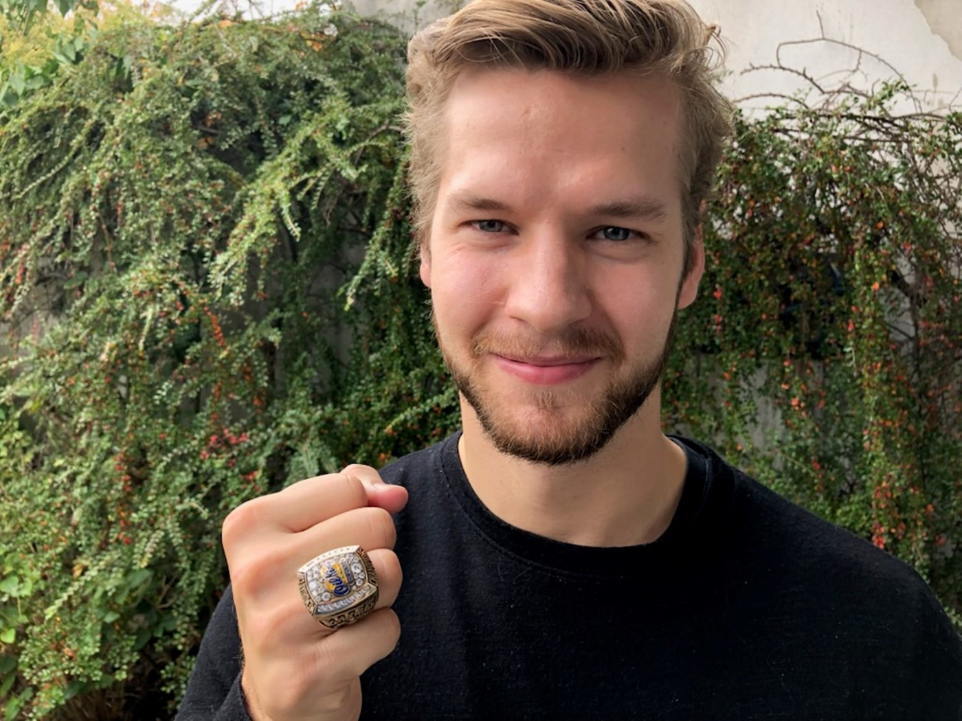Mads Eller med guldringen med diamanter for sejren i Memorial Cup i 2014. Foto: Peter Fredberg