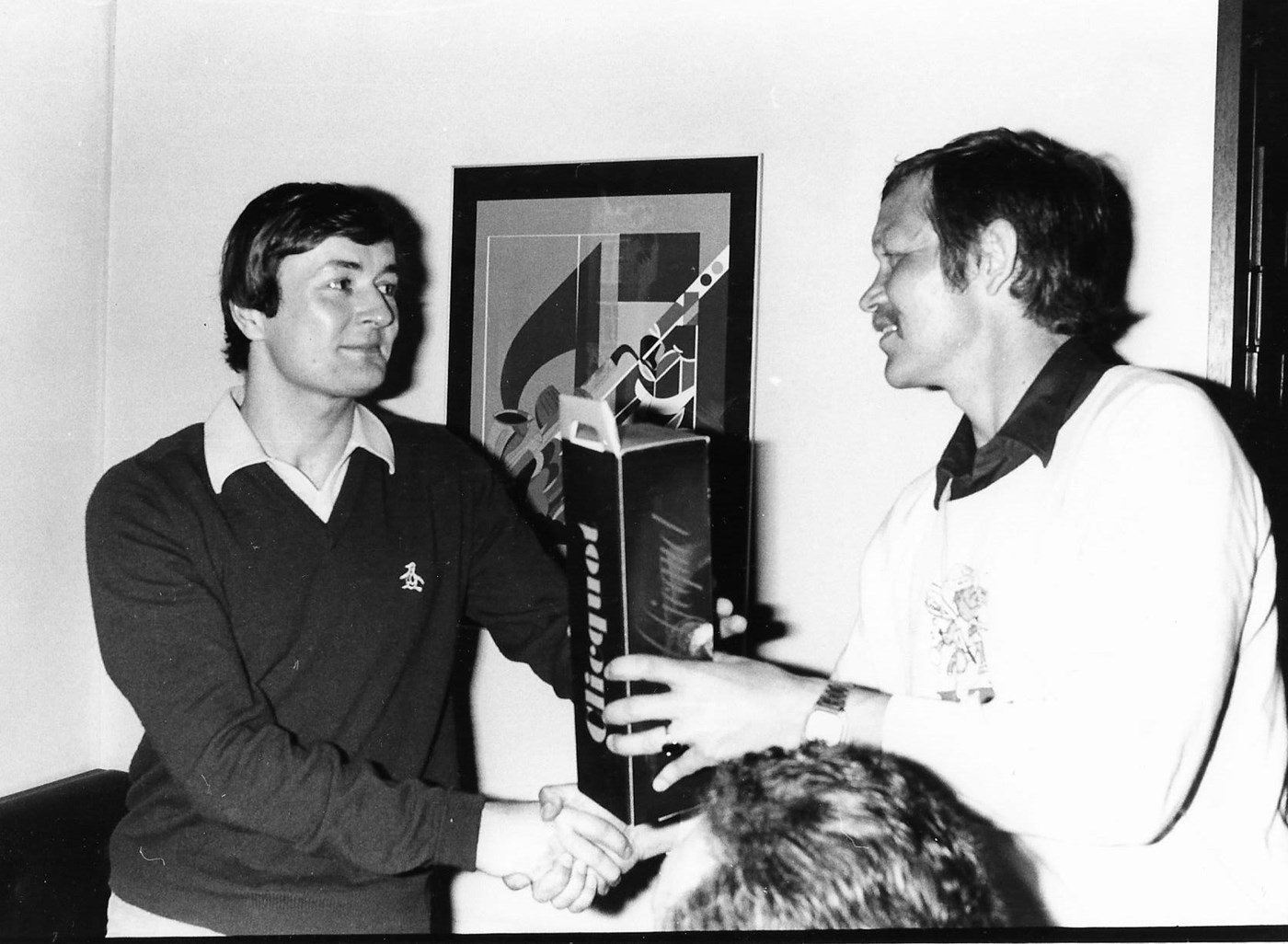 Per Holten Møller, tv, gratuleres med champagne af journalist Peter Fredberg med sejren i Danmarks første superstarkonkurrence i 1982.   