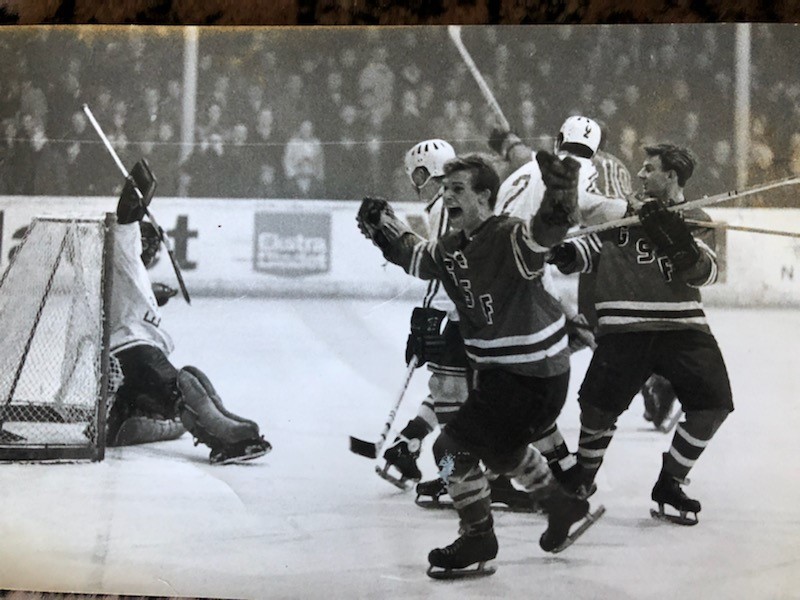 En jublende Henrik Fabricius har scoret sejrsmålet i den vigtige kamp mod Esbjerg i en stuvende fuld Gladsaxe Skøjtehal i 1967 med 40 sekunder tilbage. Sejren banede vejen for Gladsaxes første DM-guld. Til højre Sven Andersson. Det var dengang, man måtte spille uden hjelm.