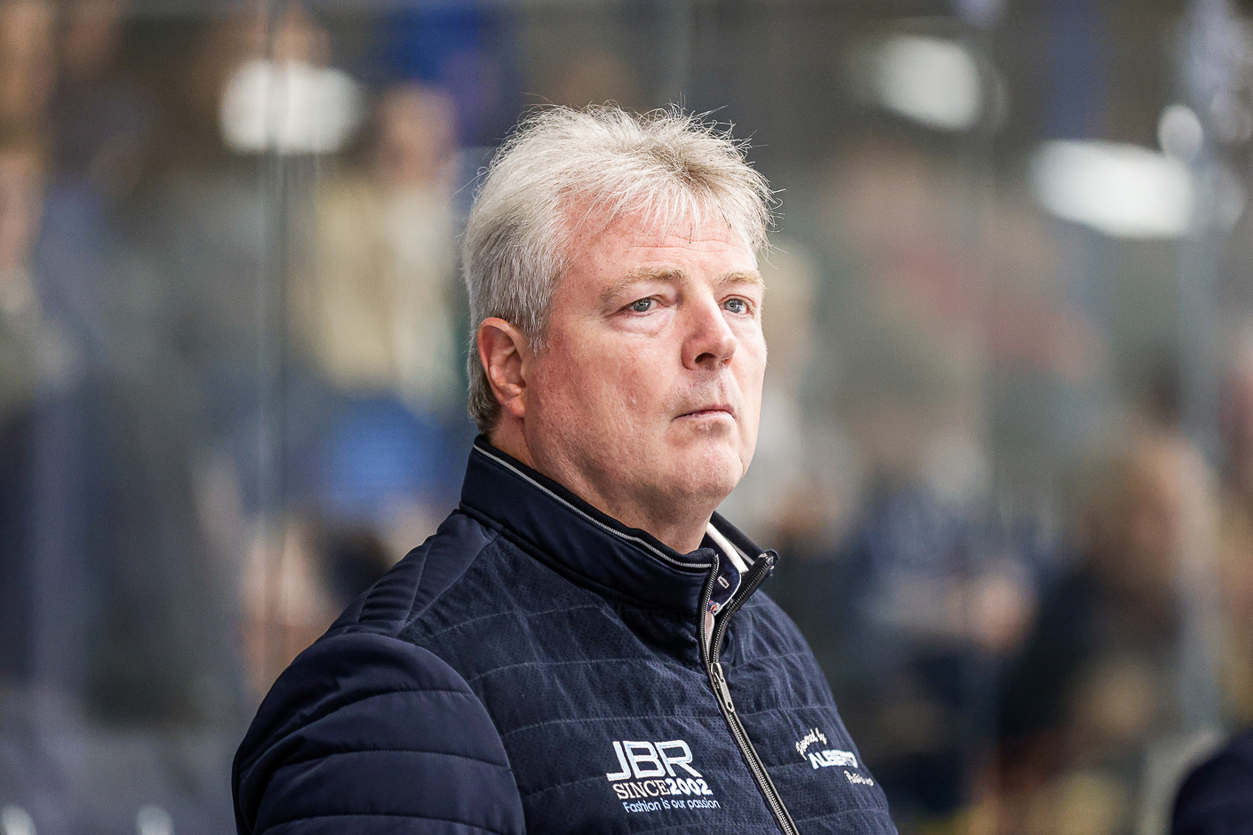 Mario Simioni har en lang, lang historie i dansk ishockey og stod helt tilbage i 2004 i spidsen for det Odense-hold, der ventede og ventede en fredag aften, inden kampen mod Herning kunne fløjtes i gang klokken 22:10.  Den første midnatsforestilling i dansk ishockey. 