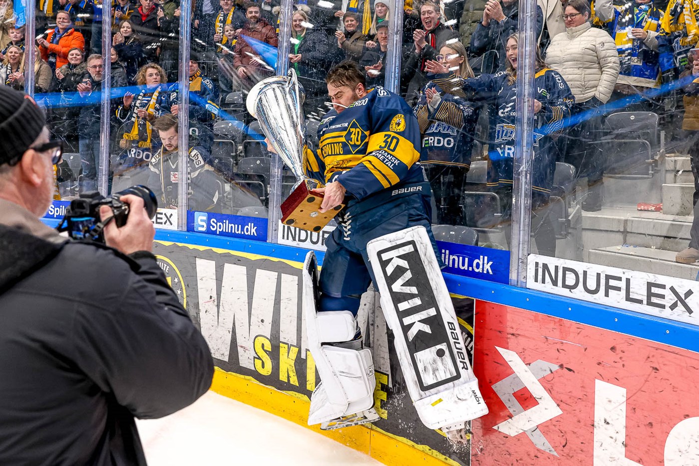 Herning er forsvarende Metal Cup-vinder. Her får pokalen en svingom efter sidste sæsons triumf. 