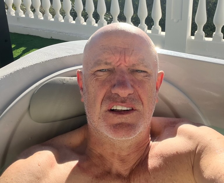 I det sydlige spanske arbejder den gamle ishockeystjerne Peter Rasmussen i dag - foruden med sit ejendomsfirma - med sportslige aktiviteter som golf, padel og boksetræning.