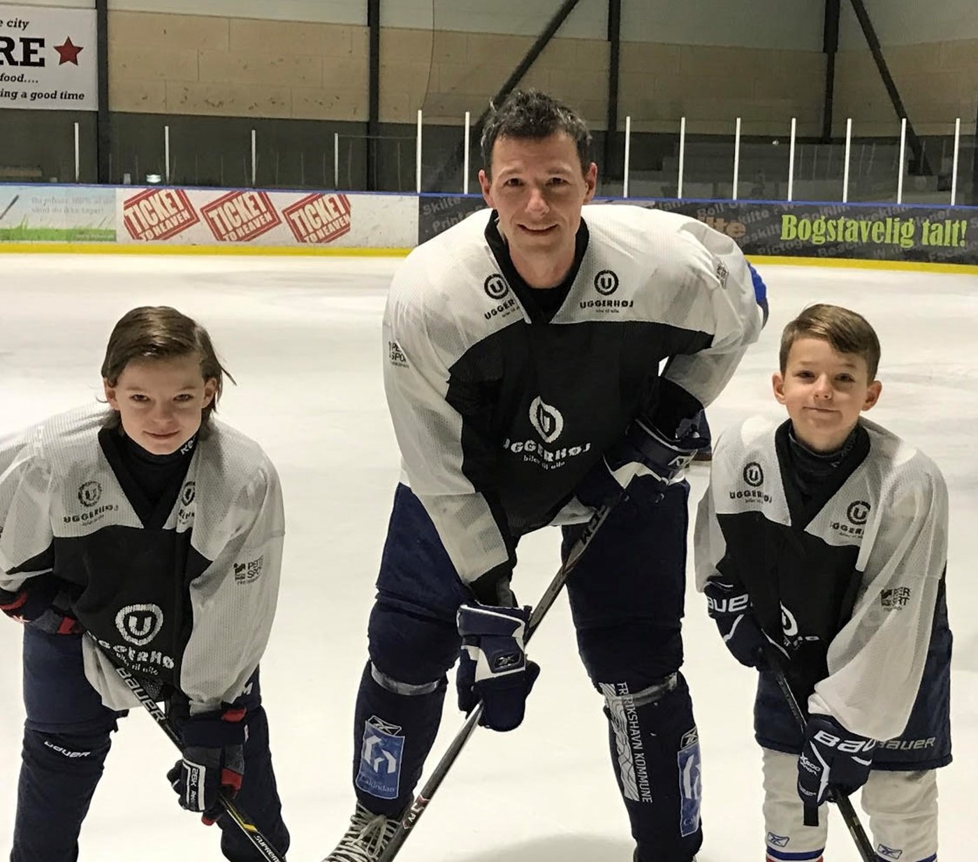 Lars Mølgaard sammen med sønnerne Oscar, tv, og Anton, som har arvet faderens kærlighed til ishockey.