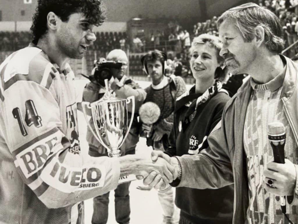 En glad Radoslav Svoboda hyldes på isen i Brøndby-Hallen som årets pokalfighter og får pokalen overrakt af journalist Peter Fredberg.