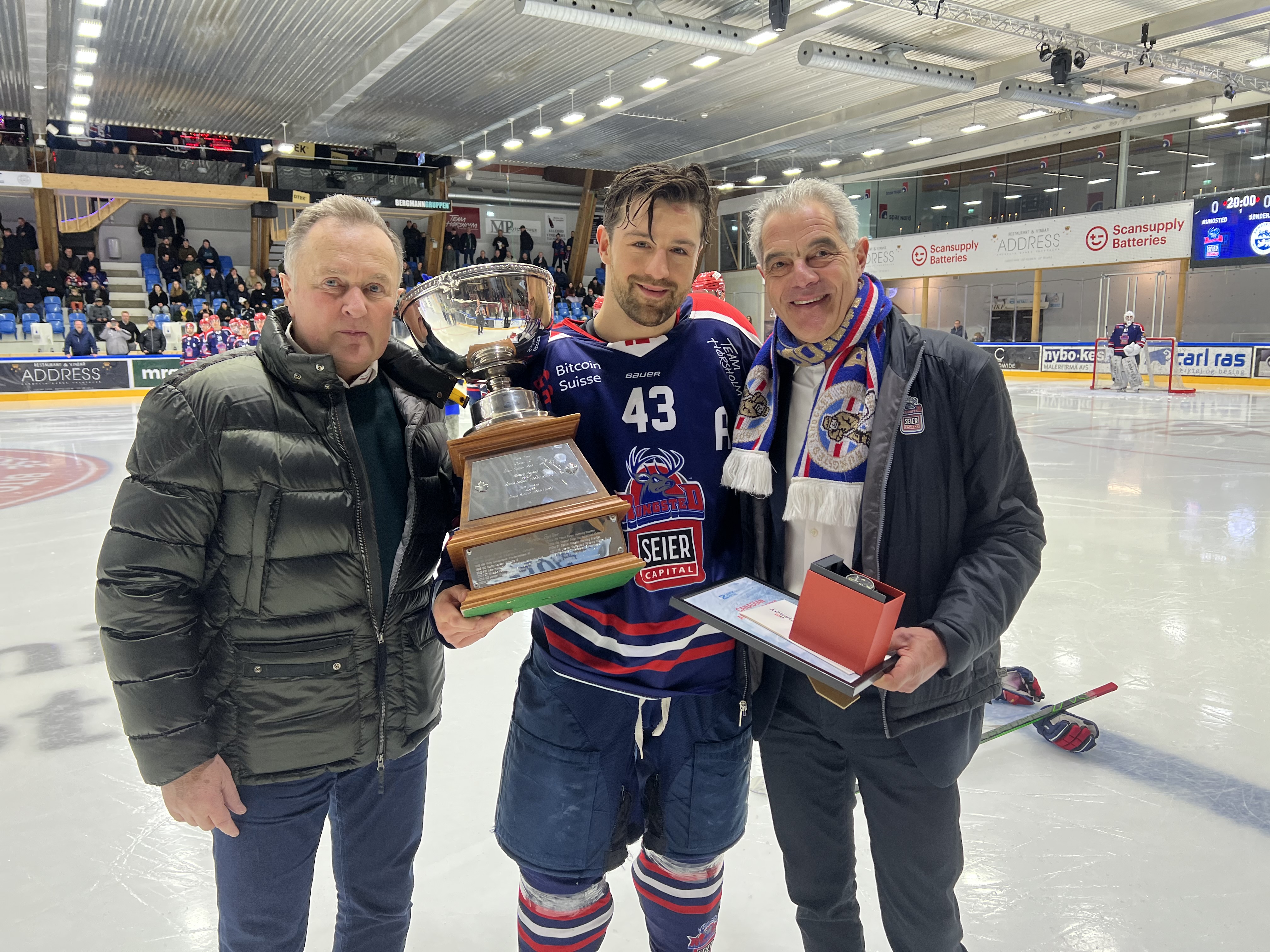 Nichlas Hardt flankeret af Hall of Fame-medlemmet Per Holten Møller og Rungsted Seier Capitals bestyrelsesmedlem og klubejer Finn Rosenthal