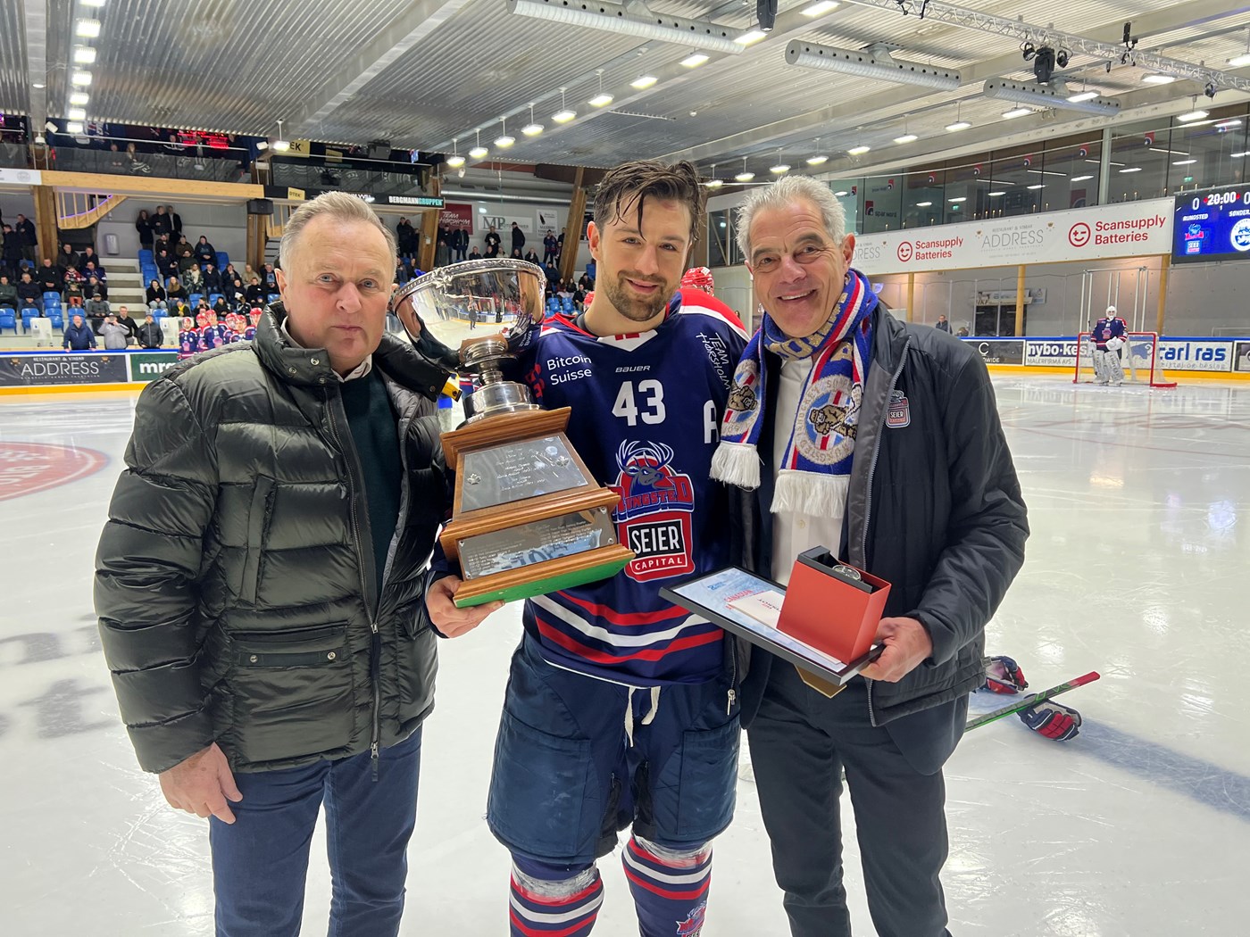 Nichlas Hardt flankeret af Hall of Fame-medlemmet Per Holten Møller og Rungsted Seier Capitals bestyrelsesmedlem og klubejer Finn Rosenthal