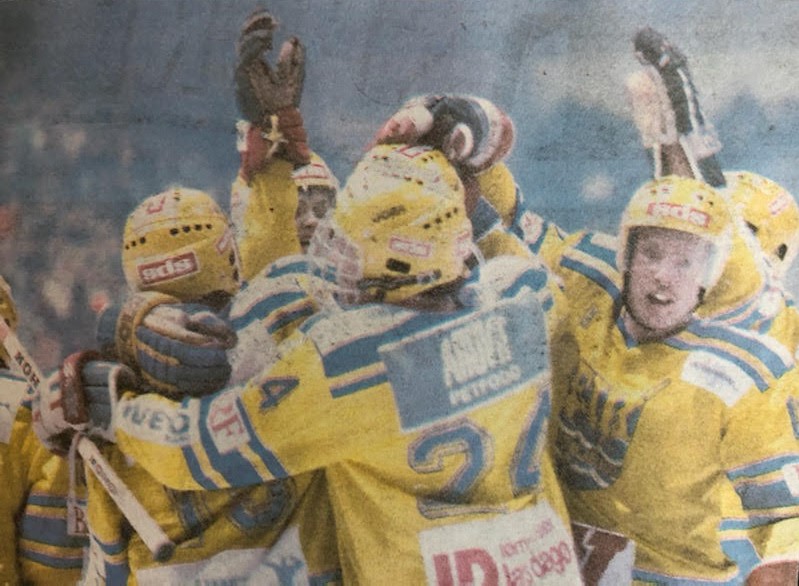 Esbjerg i pokalrus i 1988. Til højre Erik B. Andersen, som gav Rødovre det definitive knæk med målet til 7-4.