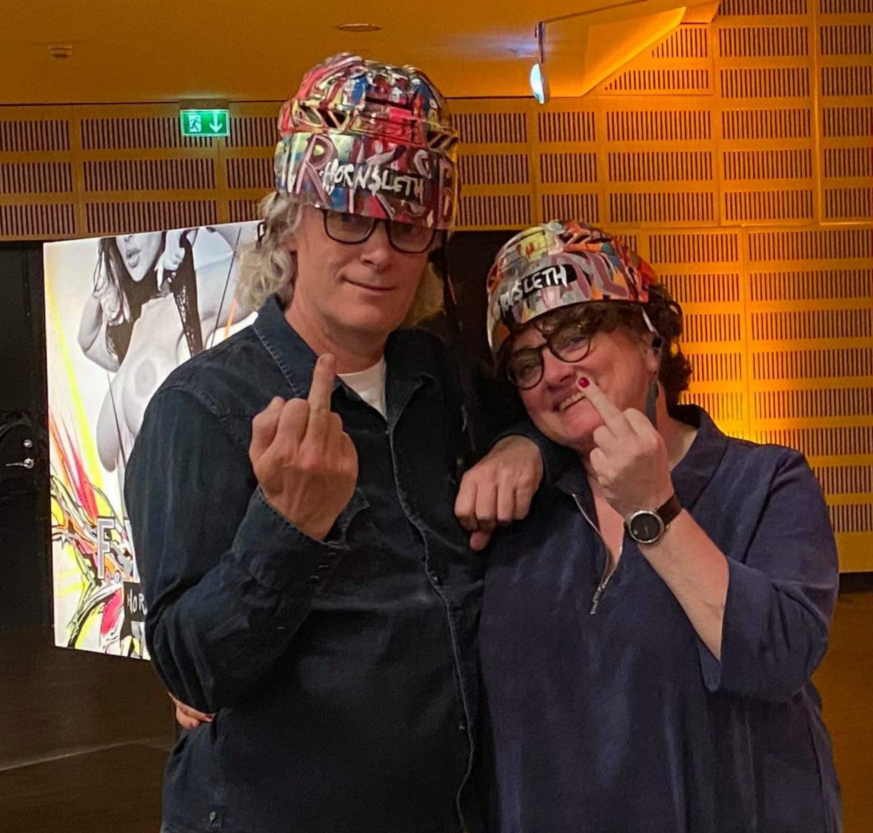 Da kunsten sneg sig ind i Metal Ligaen. Kunstneren Kristian von Hornsleth og Dorte Juel Viborg med Rungsted Seier Capitals malede hjelme.