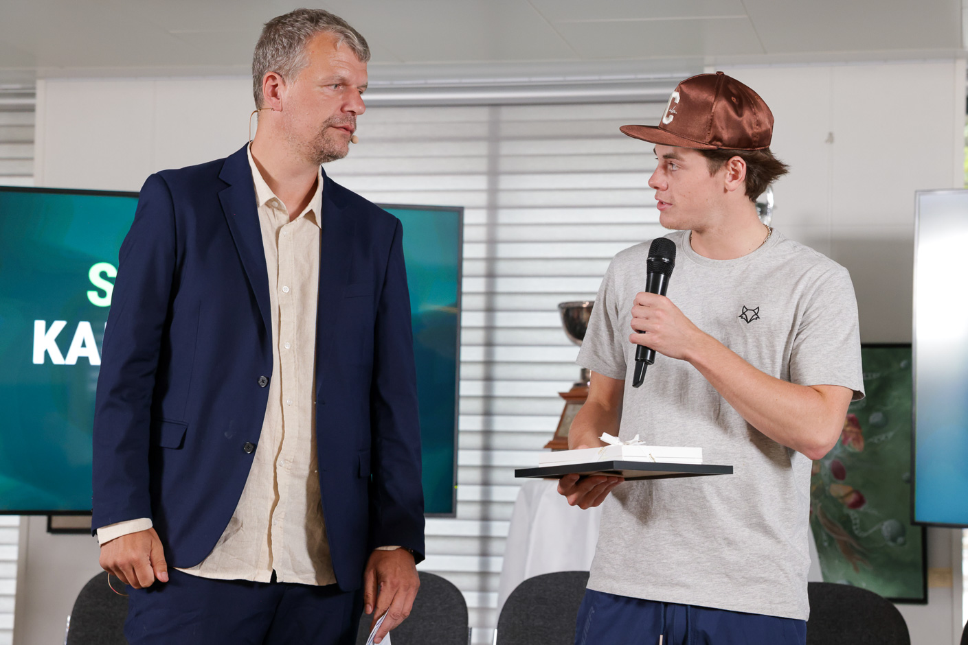 Hjalte Thomsen (th) får overrakt prisen som årets unge spiller ved Media Day torsdag. 