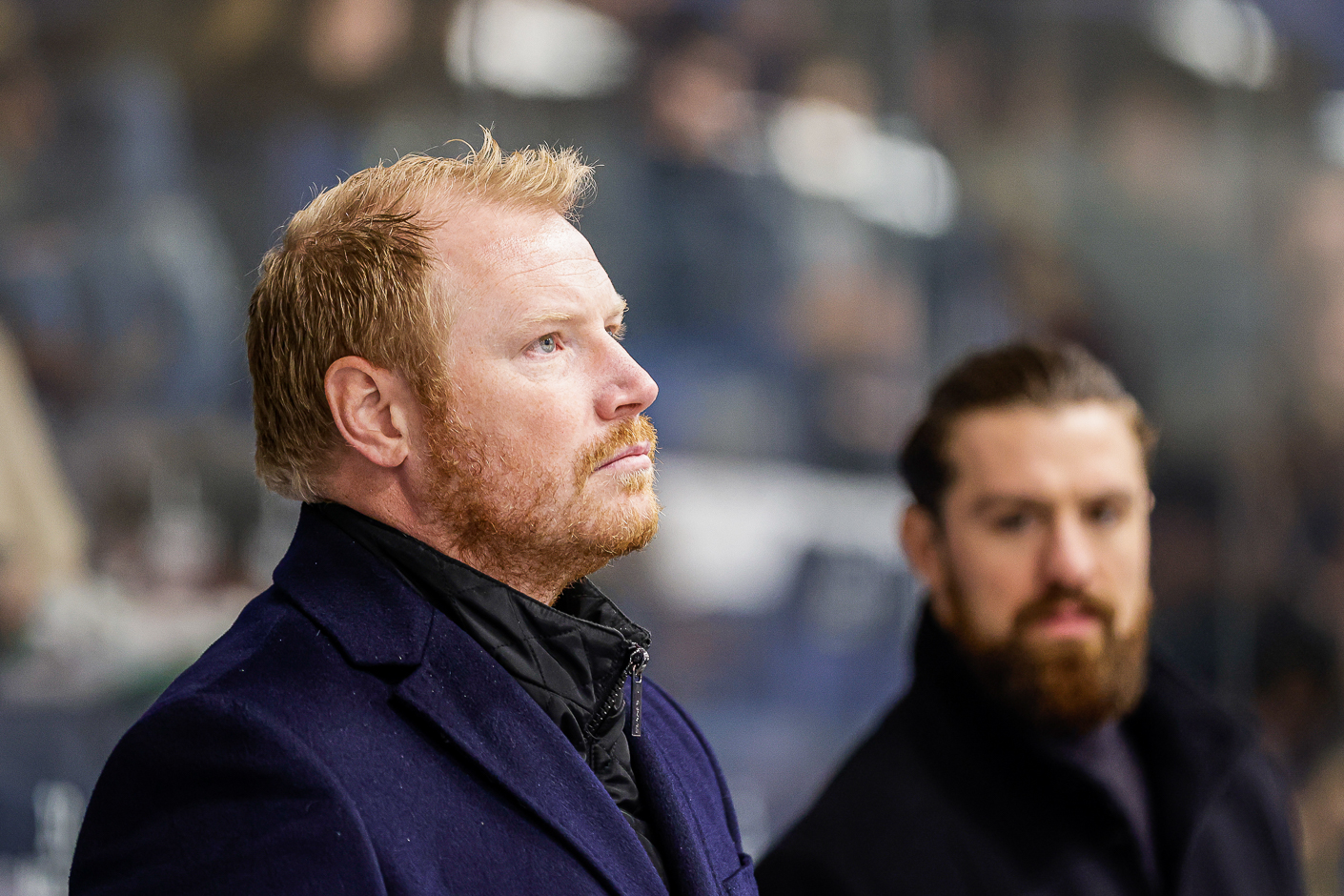 Nichlas Hardt har tidligere været ude med skader i løbet af indeværende sæson. Her står han i boksen sammen med træner Erik Hjalmarsson i en kamp i Herning.