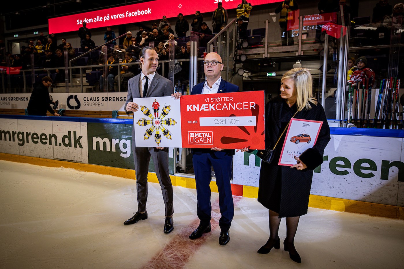 Checken på 381.709 blev overrakt lørdag aften i Esbjerg og med de sidste donationer rundede Metal Ligaen et bidrag på 400.000 kroner til Knæk Cancer-kampagnen. (Foto: Niels Husted)