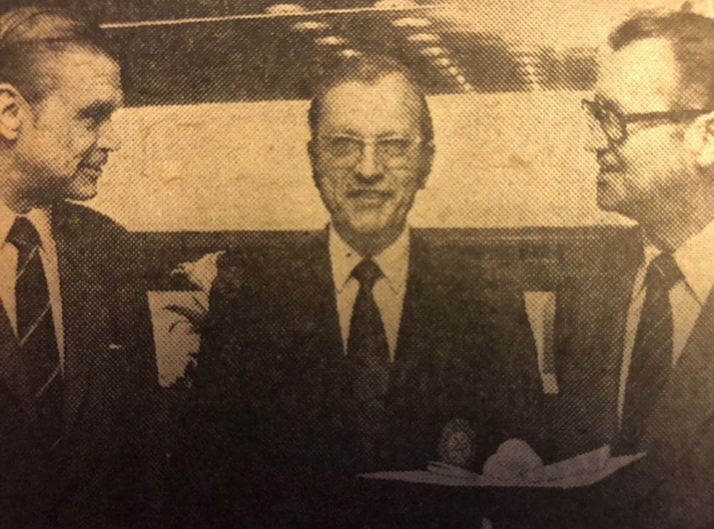 Danmarks Ishockey Unions første tre formænd, fra venstre Knud Tønsberg, Keld Vestergaard og Otto Randholm var med på KSFs DM-guldhold i 1956. Her ved DIUs 25 års jubilæum i 1974.