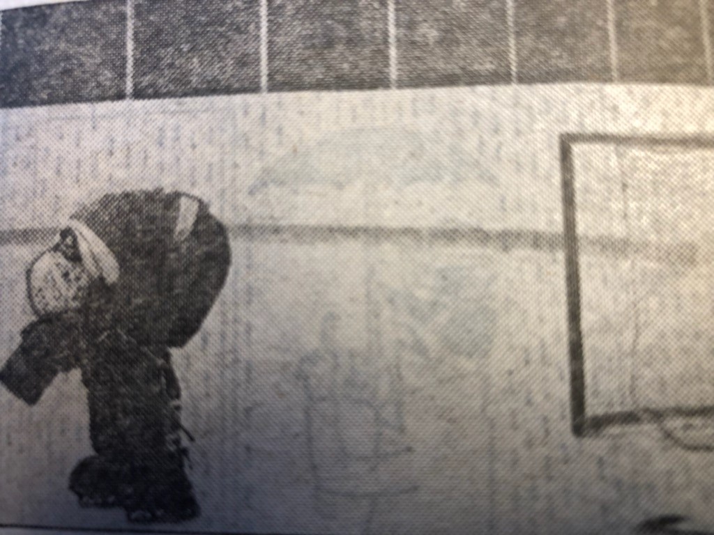 Ingen steder er kontrasterne større end i idrættens verden. Her er Hernings 18-årige landsholdsmålmand, Lars Pagh, som følte, at han havde ansvaret for det fatale Herning-nederlag i Gentofte Skøjtehal.