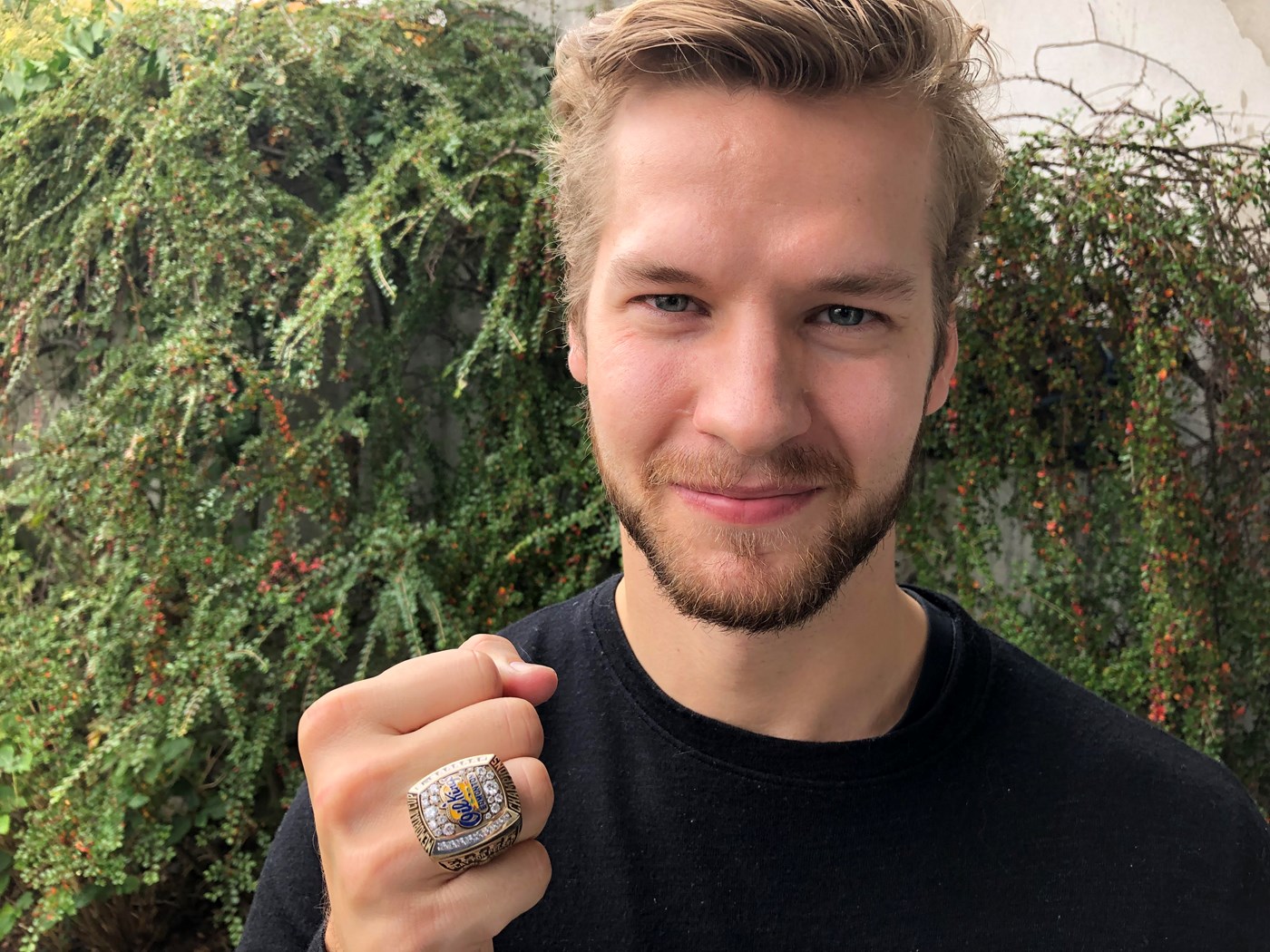 Mads Eller med guldringen med diamanter for sejren i Memorial Cup i 2014. Foto: Peter Fredberg
