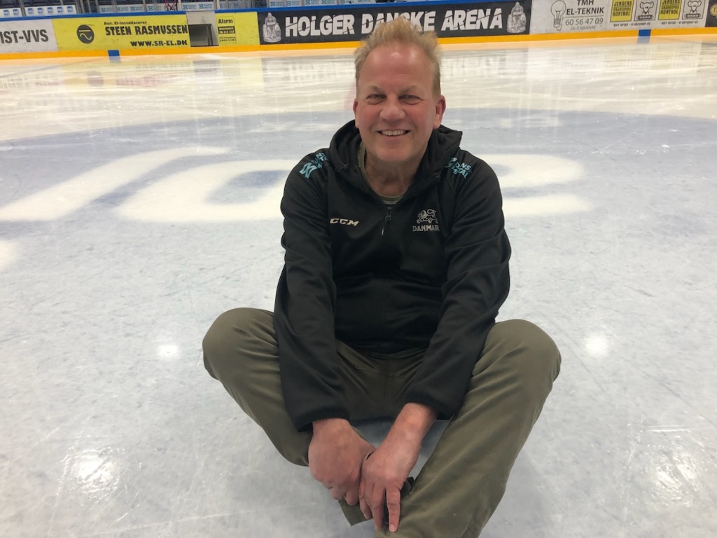 Hockeyfan i over 50 år, Erling Steen Nielsen, på midtercirklen på sin hjemmebane i Holger Danske Arena i Rødovre. Foto: Peter Fredberg