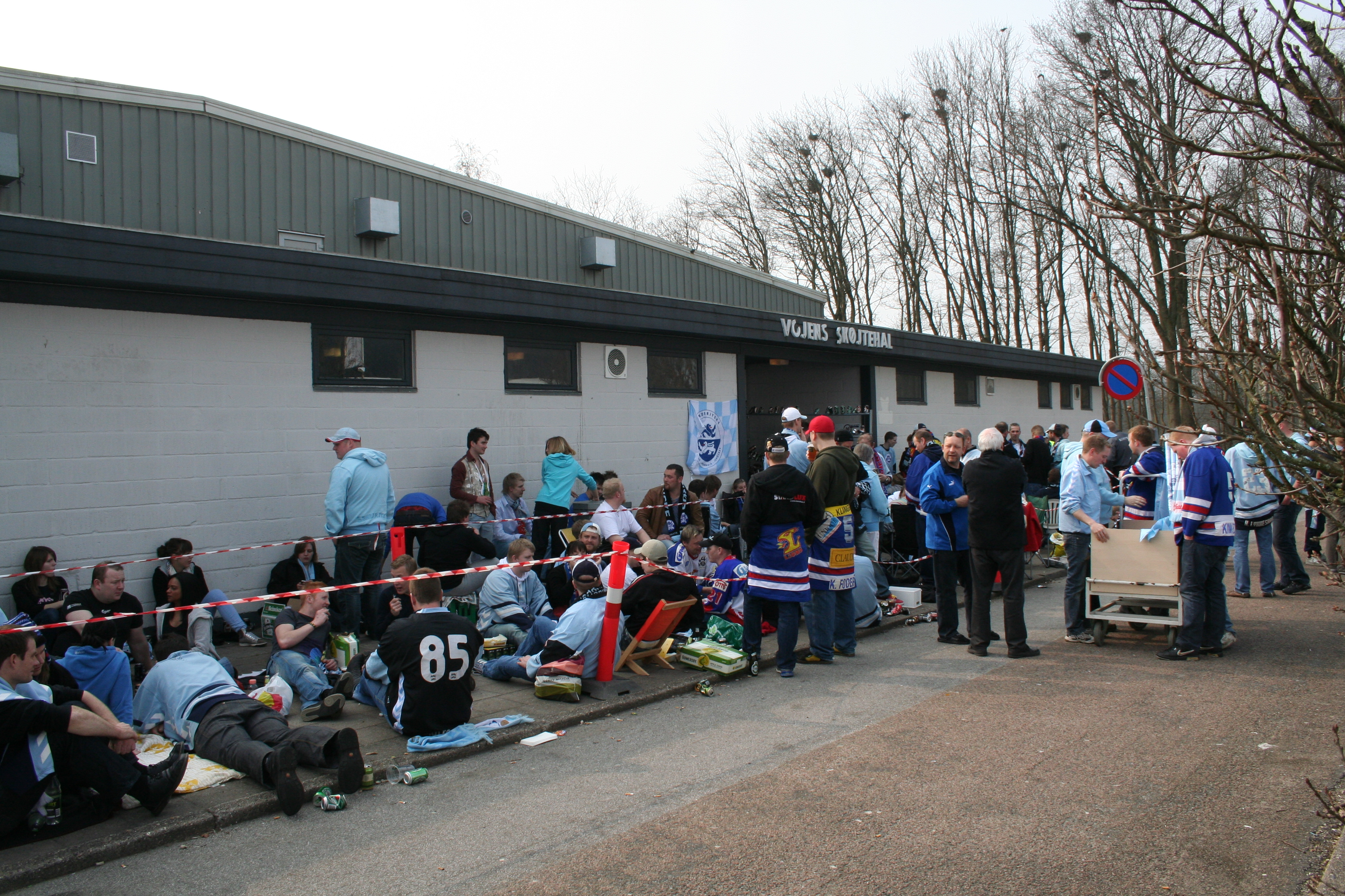 Op til de afgørende kampe i den gamle Vojens Skøjtehal sad publikum ofte i kø fra morgenstunden for at få de bedste pladser. 