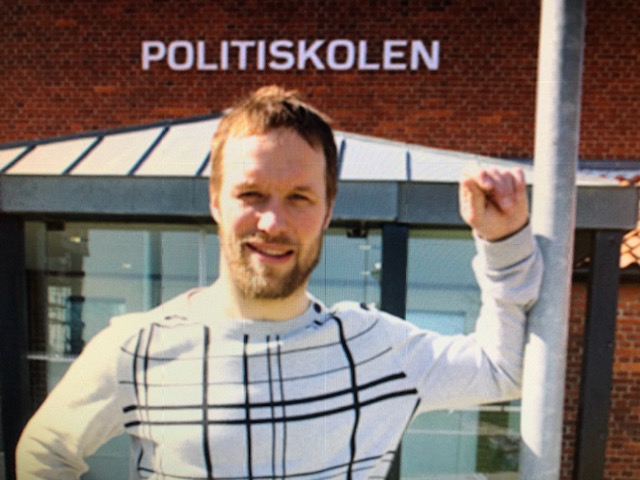 Landsholdsspilleren Bo Nordby foran Politiskolen i København i 2010. Foto: Peter Fredberg