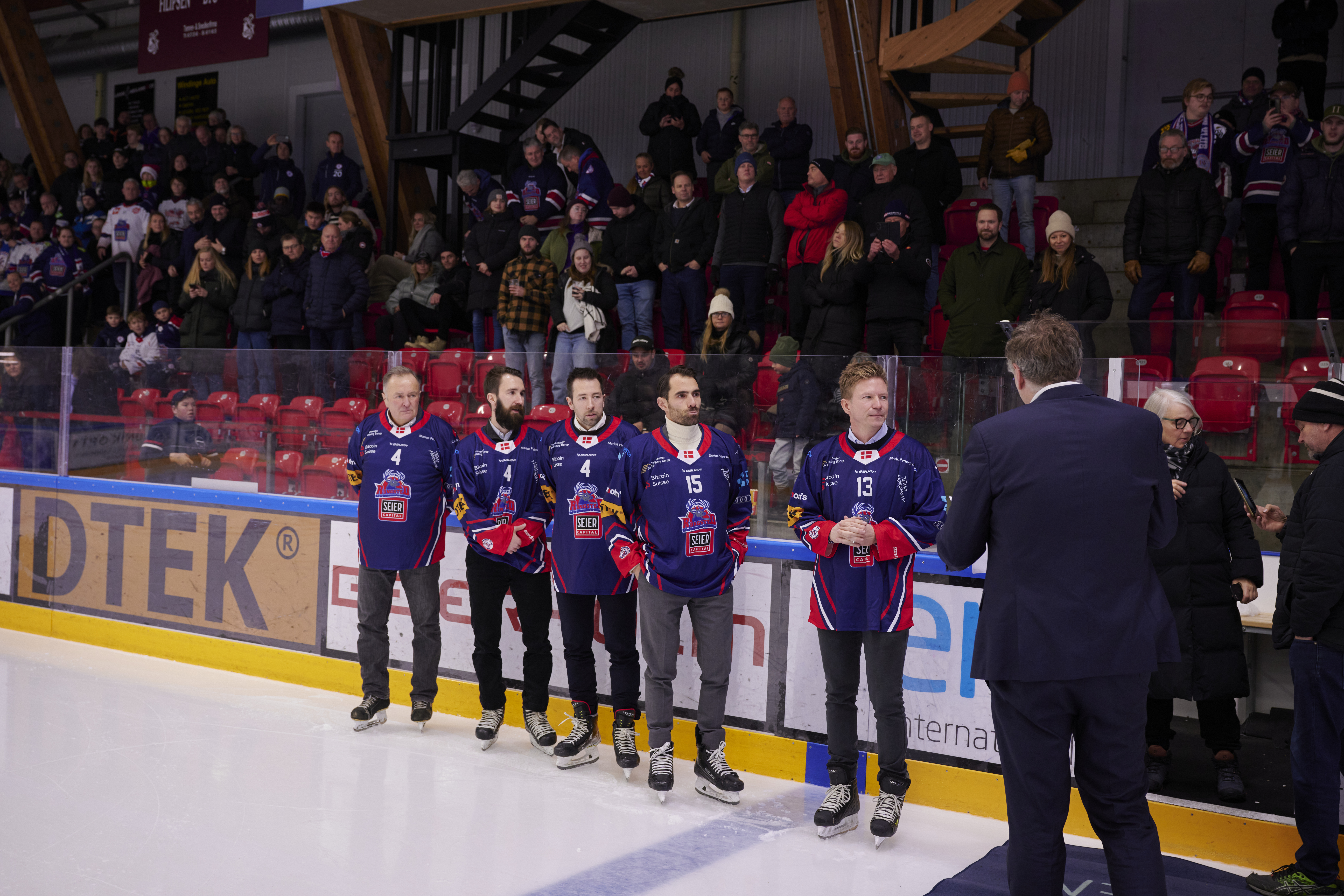 Rungsted-direktør Thomas Friberg (med ryggen til) hylder de nye spillere, som har fået deres trøjer fredet, fra venstre Per, Mikkel og Joachim Holten Møller, Nikolaj Rosenthal og Morten Green. Foto: Martin Dyrløv Madsen