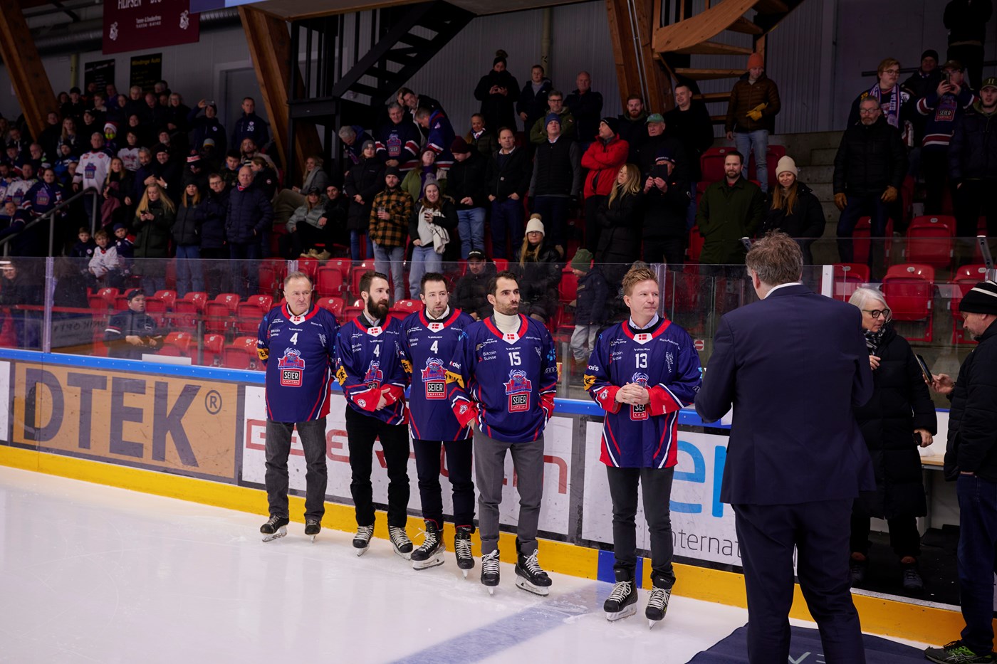 Rungsted-direktør Thomas Friberg (med ryggen til) hylder de nye spillere, som har fået deres trøjer fredet, fra venstre Per, Mikkel og Joachim Holten Møller, Nikolaj Rosenthal og Morten Green. Foto: Martin Dyrløv Madsen