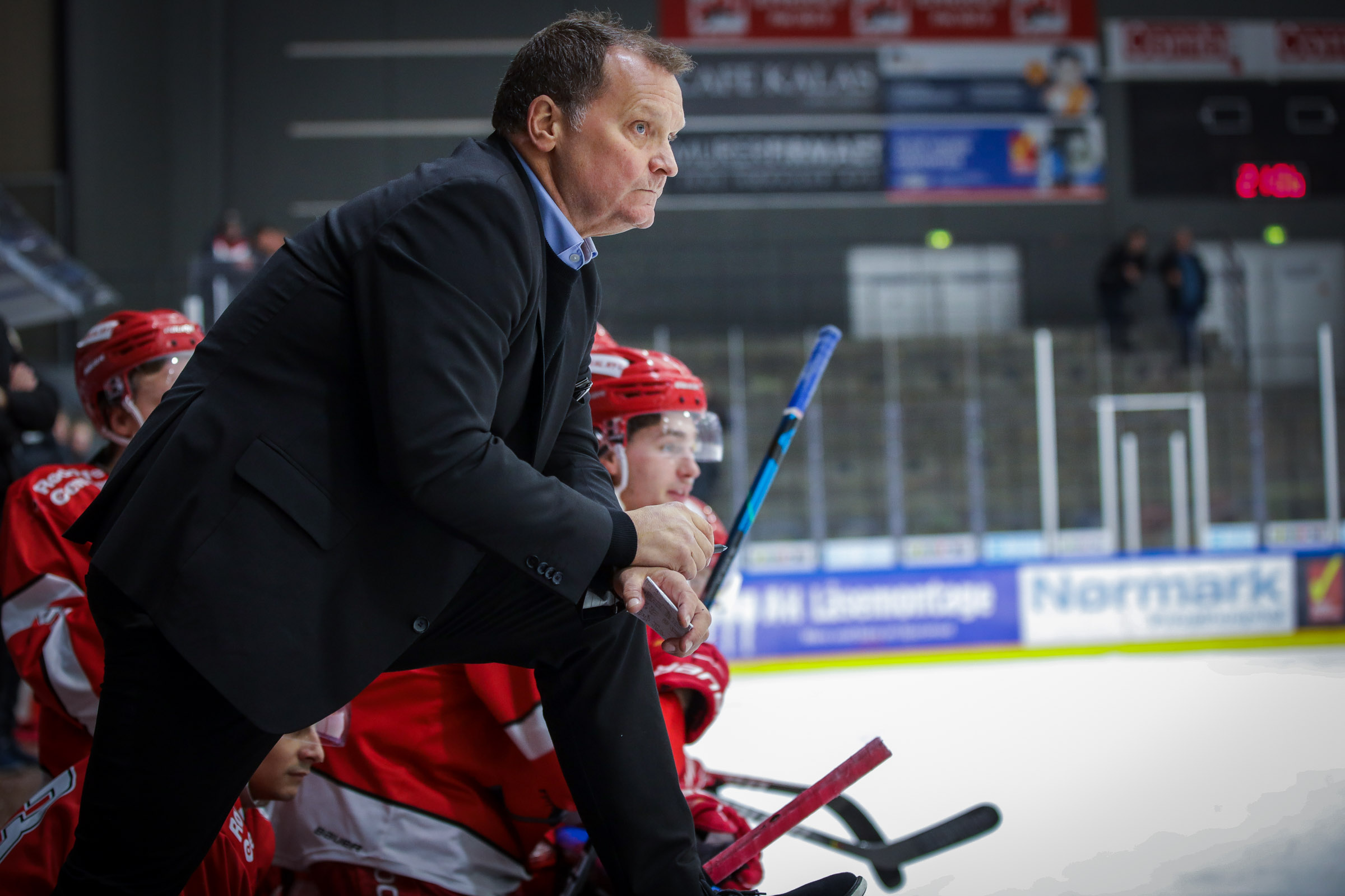 En koncentreret Magnus Sundquist er tilbage på trænerbænken i Rødovre. Han har haft problemer med hjertet, men fornemmer nu at have kontrol over sin situation igen. Foto: Steen Marcussen